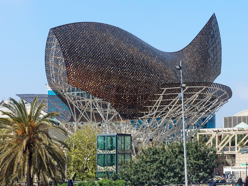 Escultura_de_Frank_O._Gehry_con_forma_de_peixe._Porto_olimpico_de_Barcelona_B18_crop